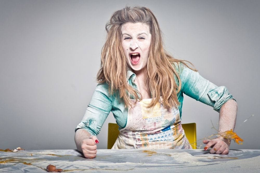 Rozłoszczona nad kuchennym stołem kobieta